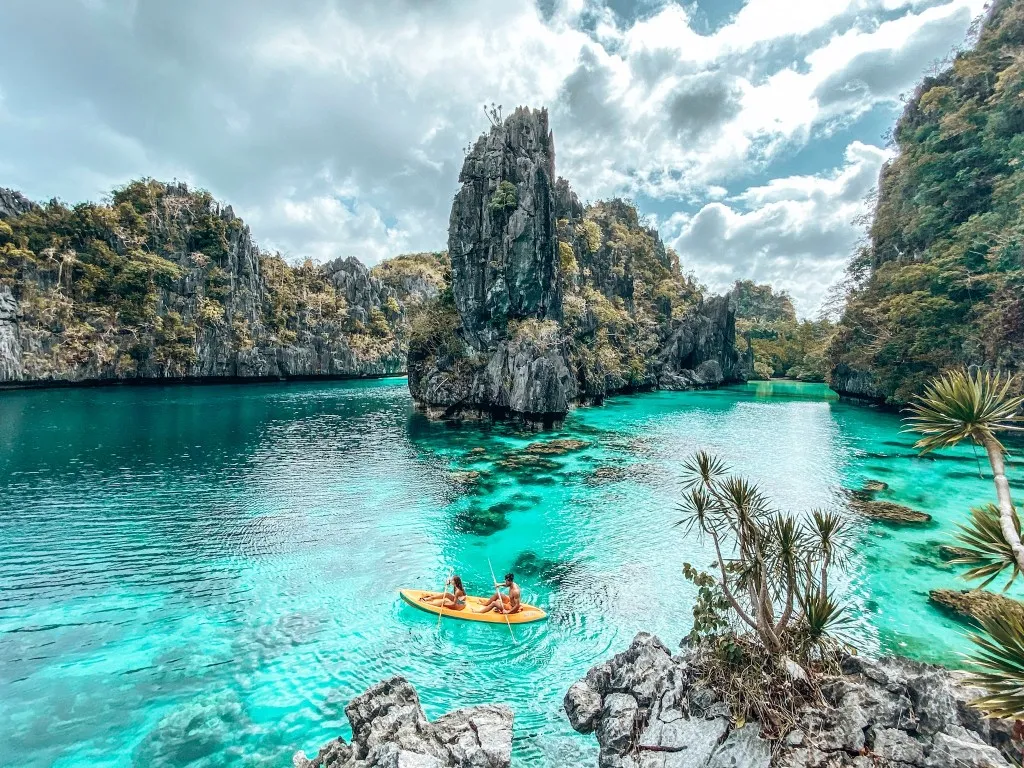 Limestone cliffs and turquoise water in Bacuit Bay, El Nido