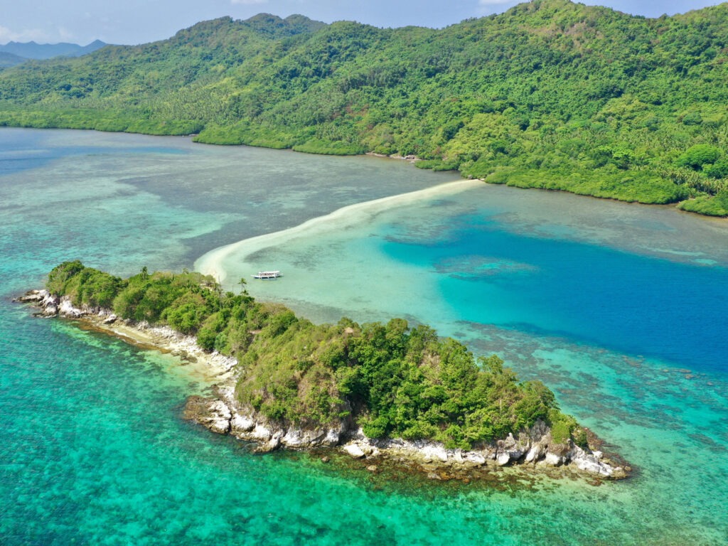 S-shaped white sandbar of Snake Island at low tide, El Nido