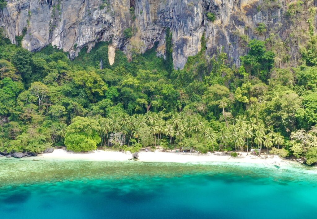 Calm, clear water at Pasandigan cove, El Nido
